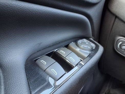 Used 2022 Chevrolet Equinox Premier FWD image 19