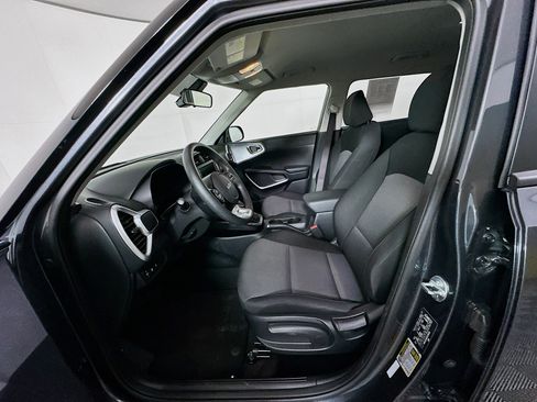 Used 2025 Kia Soul LX w/ LX Technology Package image 13