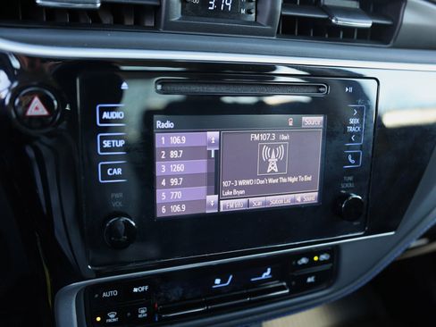 Used 2018 Toyota Corolla SE image 23