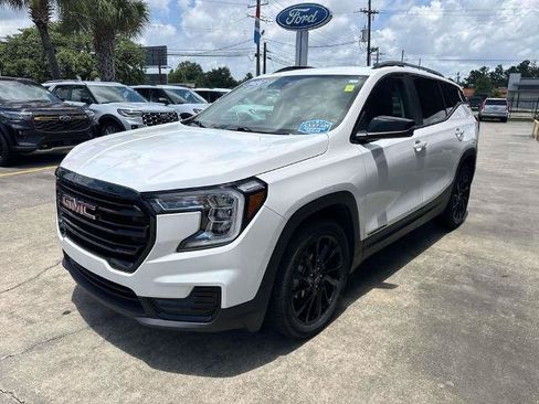 Used 2024 GMC Terrain SLE w/ Driver Convenience Package FWD image 3