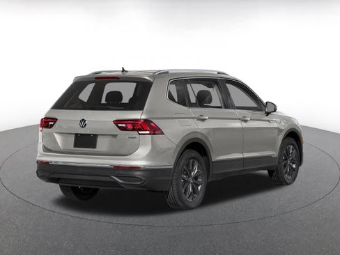Used 2024 Volkswagen Tiguan SE FWD image 2