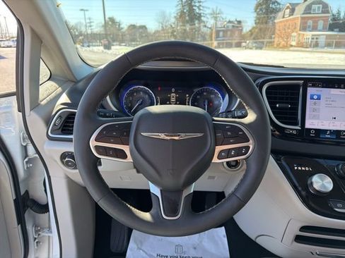 Used 2024 Chrysler Pacifica Touring-L image 24