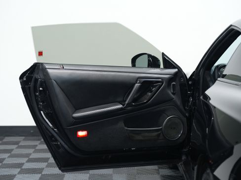 Used 2015 Nissan GT-R Premium image 23