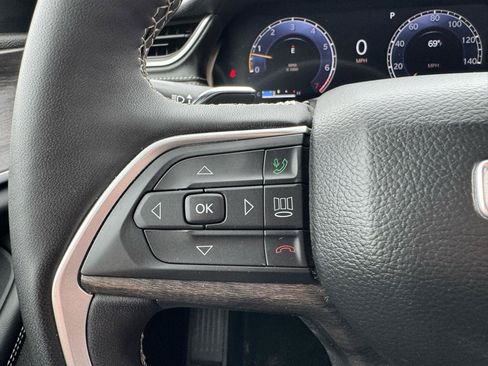 Used 2025 Jeep Grand Cherokee Limited AWD/4WD image 18