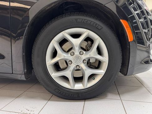 Used 2017 Chrysler Pacifica Touring-L w/ Tire & Wheel Group image 61