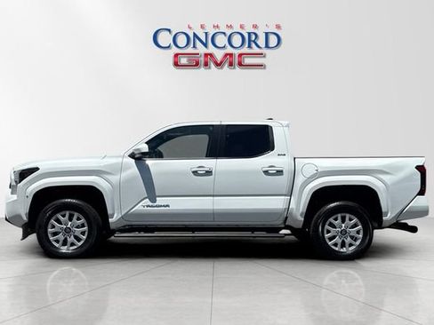 Used 2024 Toyota Tacoma SR5 w/ SR5 Upgrade Package AWD/4WD image 7