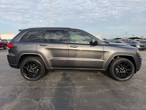 Used 2019 Jeep Grand Cherokee Altitude AWD/4WD image 4