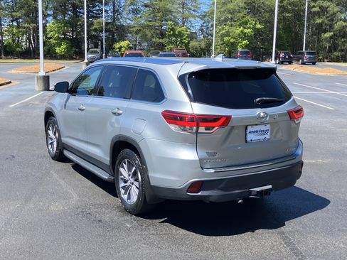 Used 2019 Toyota Highlander XLE AWD/4WD image 8