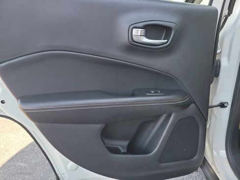 Used 2020 Jeep Compass Latitude FWD image 10