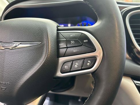 Used 2024 Chrysler Pacifica Touring-L image 26