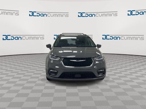 Used 2021 Chrysler Pacifica Touring w/ Uconnect Theater Family Group FWD image 3