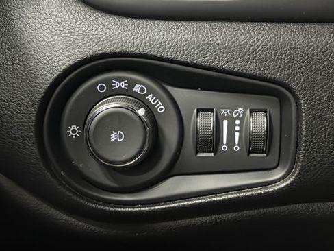 Used 2021 Jeep Renegade Latitude AWD/4WD image 28