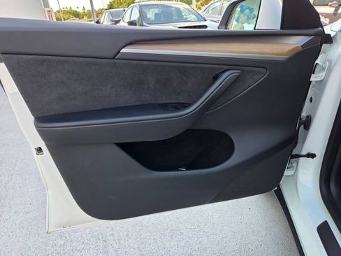 Used 2024 Tesla Model Y Long Range AWD/4WD image 29