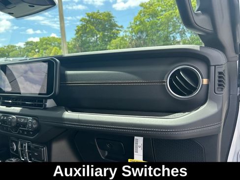 Used 2025 Jeep Wrangler Unlimited Sahara AWD/4WD image 25