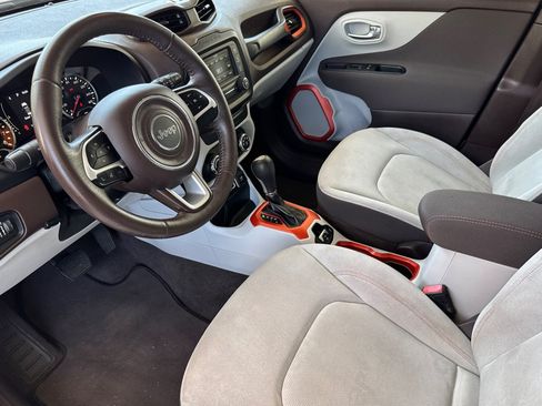 Used 2016 Jeep Renegade Latitude FWD image 4