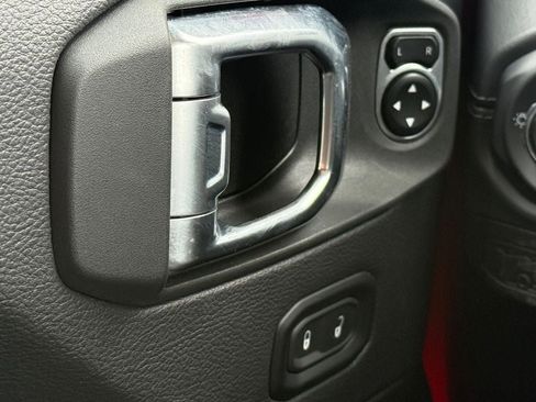 Used 2025 Jeep Wrangler Unlimited Sahara AWD/4WD image 17