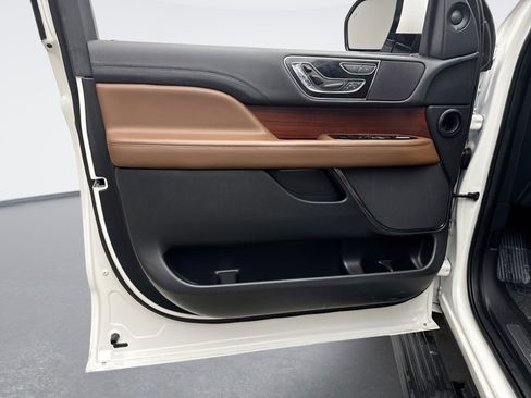 Used 2023 Lincoln Navigator L Reserve w/ Monochromatic Package image 9