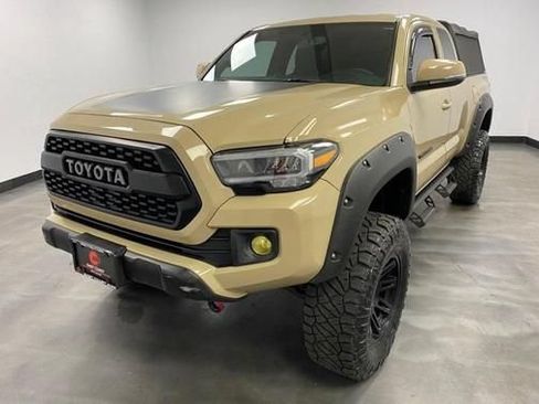 Used 2017 Toyota Tacoma TRD Off-Road w/ Tow Package AWD/4WD image 2