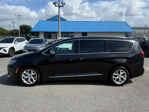 Used 2020 Chrysler Pacifica Limited w/ Advanced Safetytec Group image 2