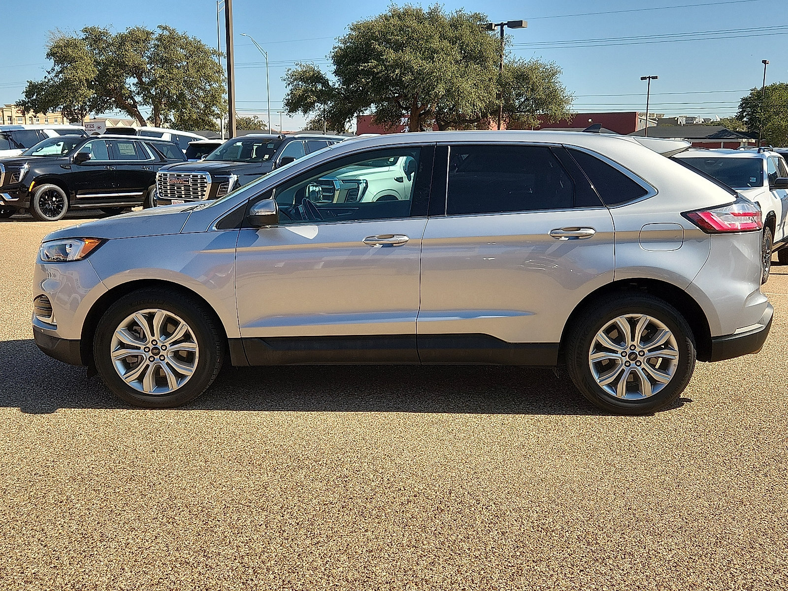 Used 2023 Ford Edge Titanium AWD/4WD image 2