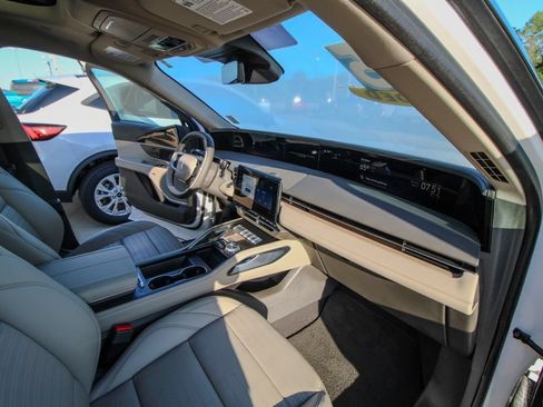 Used 2025 Lincoln Nautilus Reserve AWD/4WD image 18