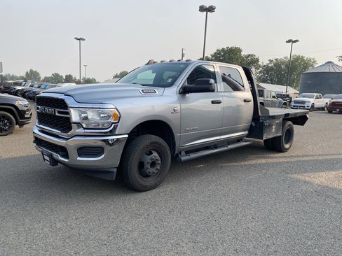 Used 2022 RAM 3500 Tradesman w/ Chrome Appearance Group AWD/4WD image 6