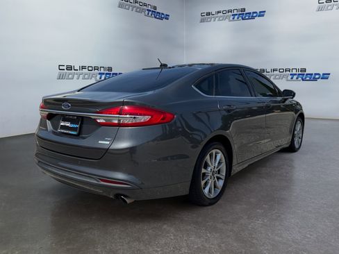 Used 2017 Ford Fusion SE w/ Fusion SE Technology Package FWD image 5