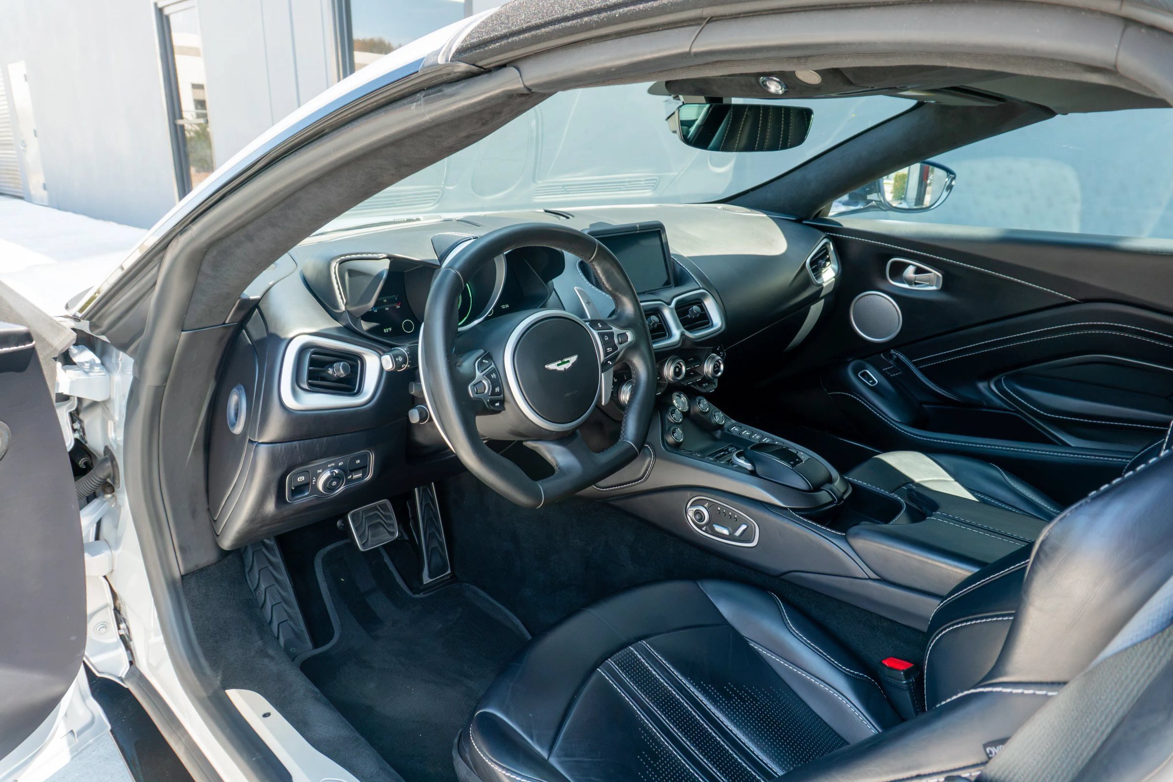Used 2022 Aston Martin V8 Vantage Roadster RWD image 12