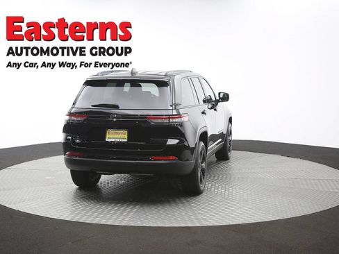 Used 2023 Jeep Grand Cherokee Limited w/ Black Appearance Package AWD/4WD image 41