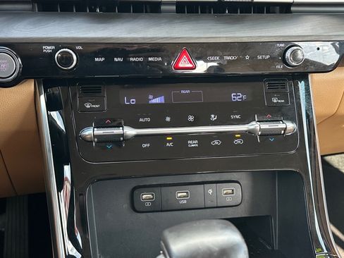 Used 2024 Kia Carnival EX FWD image 14