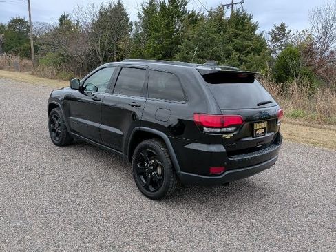 Used 2019 Jeep Grand Cherokee Laredo image 3