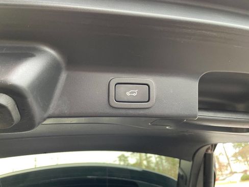 Used 2018 Jaguar F-PACE image 31