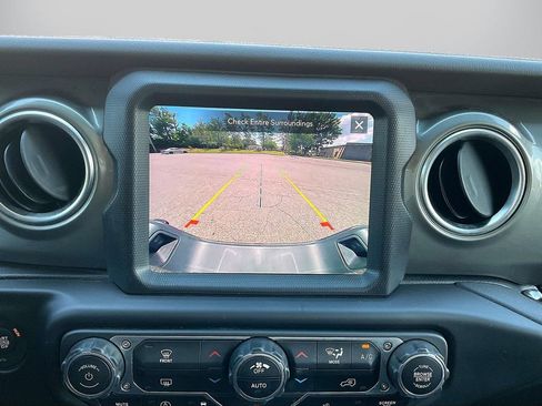 Used 2023 Jeep Gladiator Overland AWD/4WD image 14
