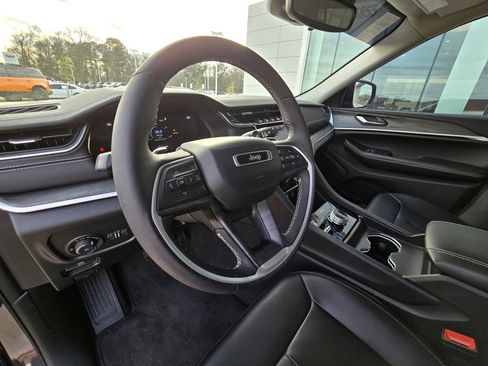 Used 2024 Jeep Grand Cherokee Limited w/ Black Appearance Package image 12