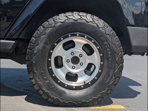 Used 2017 Jeep Wrangler Unlimited Sahara AWD/4WD image 12
