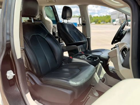 Used 2019 Chrysler Pacifica Touring-L FWD image 27
