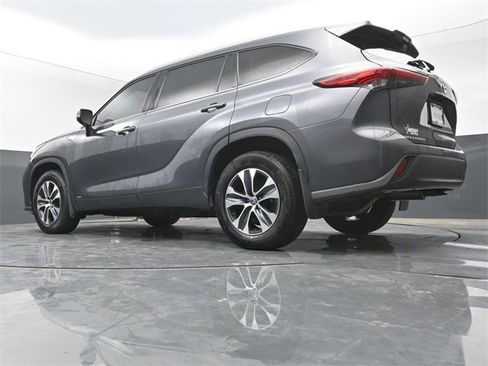 Used 2022 Toyota Highlander XLE image 40