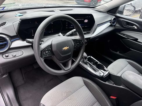Used 2025 Chevrolet Trax LT FWD image 18