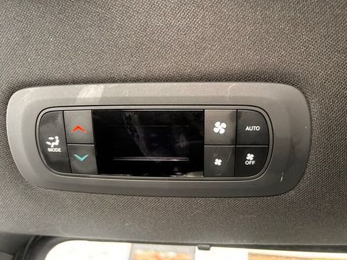 Used 2025 Chrysler Pacifica Select FWD image 18