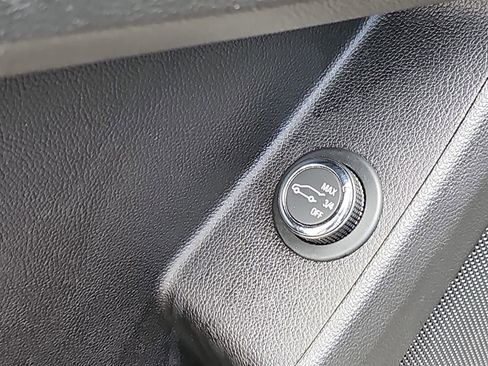 Used 2020 Chevrolet Traverse LT FWD image 35