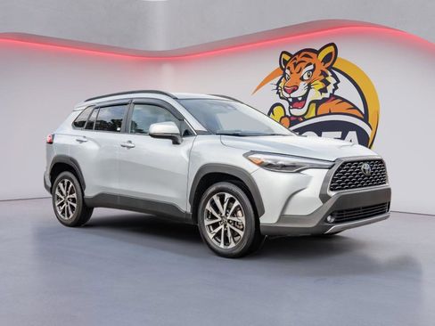 Used 2023 Toyota Corolla Cross XLE image 3