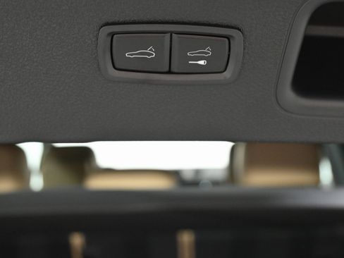 Certified 2025 Porsche Macan AWD image 24