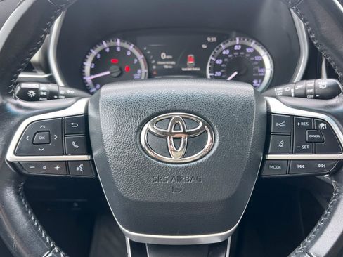 Used 2023 Toyota Highlander XLE image 25