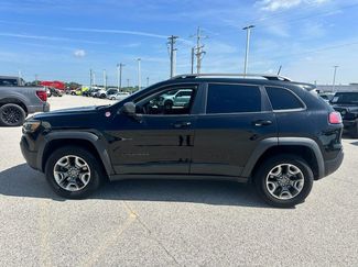 Used 2019 Jeep Cherokee Trailhawk w/ Cold Weather Group AWD/4WD video 2