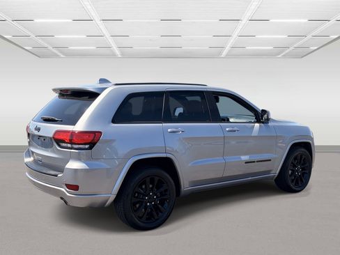 Used 2018 Jeep Grand Cherokee Altitude RWD image 5
