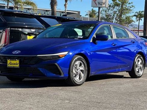 Certified 2025 Hyundai Elantra SE image 8