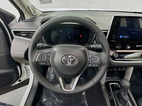 Used 2025 Toyota Corolla Cross XLE w/ Convenience Package FWD image 11
