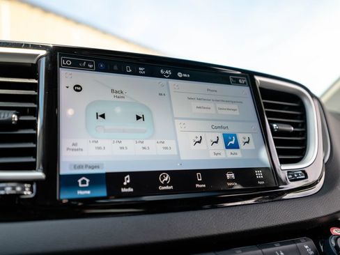 Used 2024 Chrysler Pacifica Touring-L FWD image 29