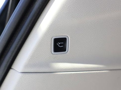 Used 2019 Chrysler Pacifica Touring-L Plus w/ Advanced Safetytec Group FWD image 9