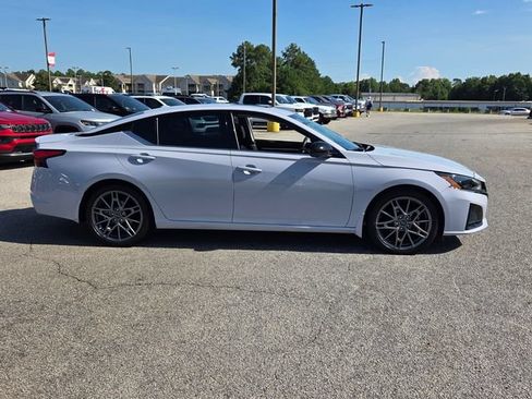Used 2024 Nissan Altima 2.0 SR FWD image 17